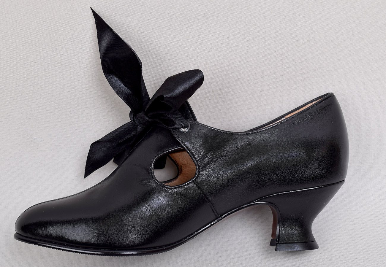 Eighteenth Century Ladies Tongue and Tie Leather Shoes Black (SP1800) - Image 3