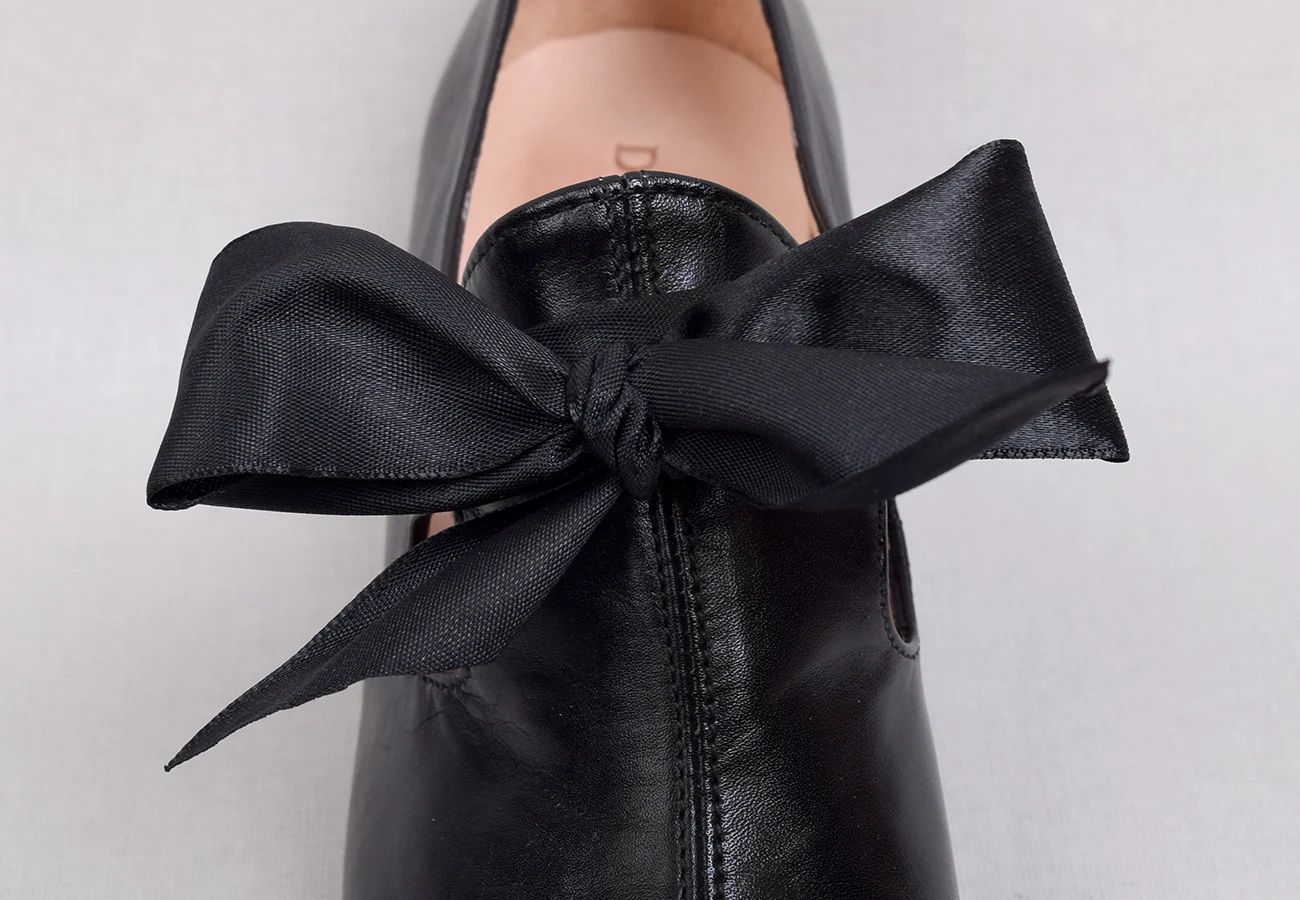 Eighteenth Century Ladies Tongue and Tie Leather Shoes Black (SP1800) - Image 4