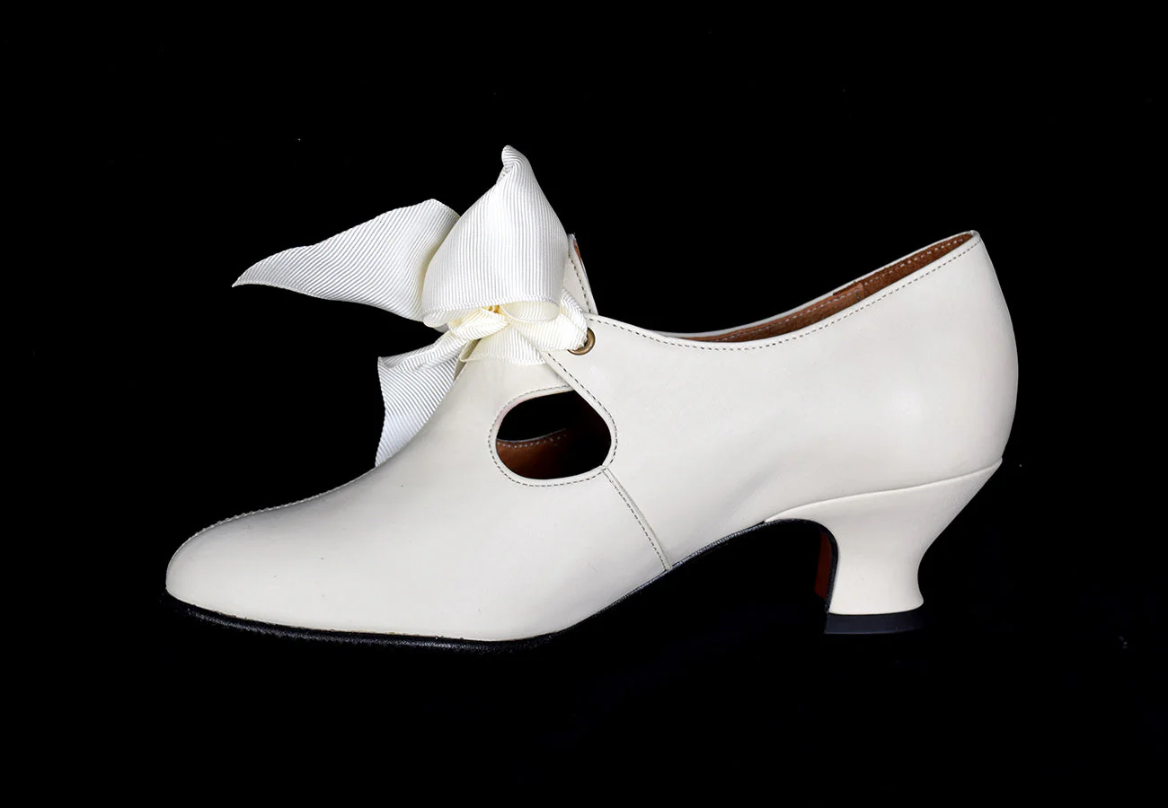 Eighteenth Century Ladies Tongue and Tie Stone Coloured Leather Shoes (SP1801) - Image 3