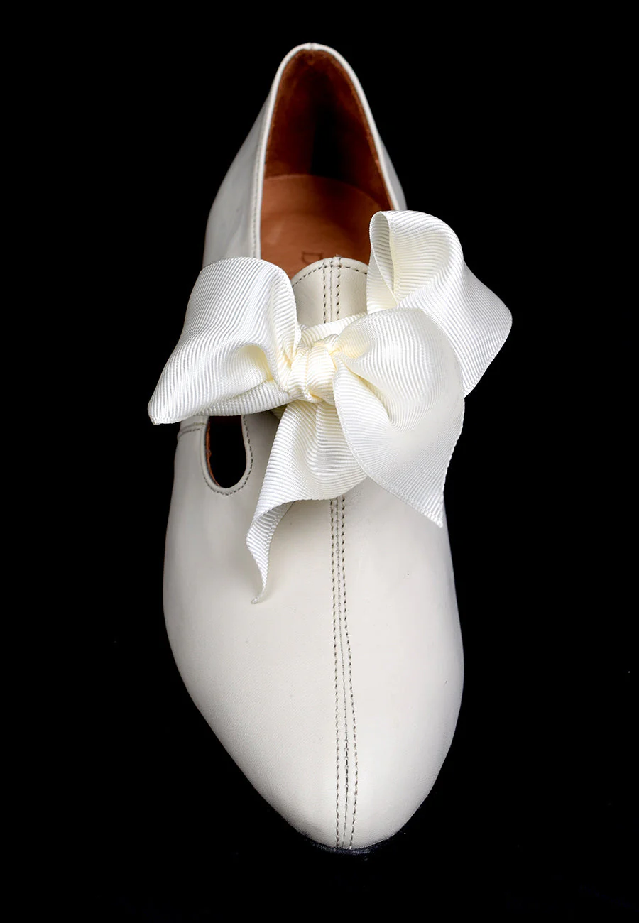 Eighteenth Century Ladies Tongue and Tie Stone Coloured Leather Shoes (SP1801) - Image 4