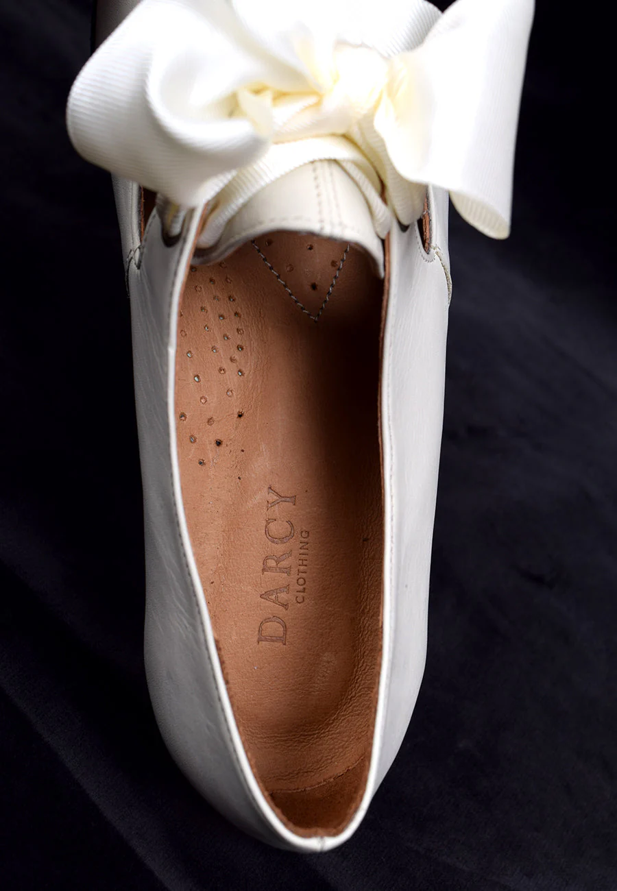 Eighteenth Century Ladies Tongue and Tie Stone Coloured Leather Shoes (SP1801) - Image 5
