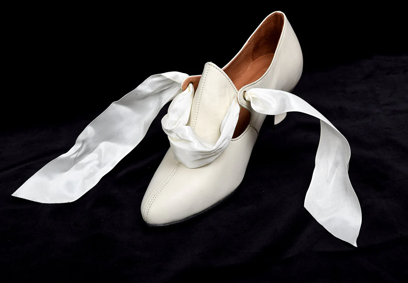 Eighteenth Century Ladies Tongue and Tie Stone Coloured Leather Shoes (SP1801) - Image 9